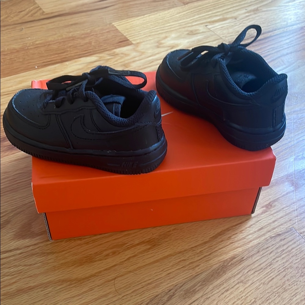 Nike Kids black low cut sneakers size 6C